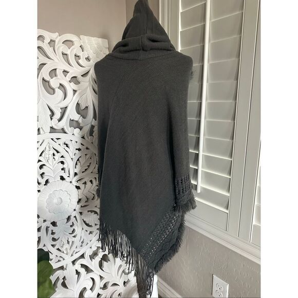 🆕 Faux Fur Trimmed Knit Poncho - Picture 4 of 7